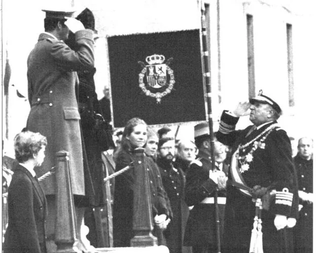 Don Juan entrega Juan Carlos I los restos mortales de Alfonso XIII en 1980.