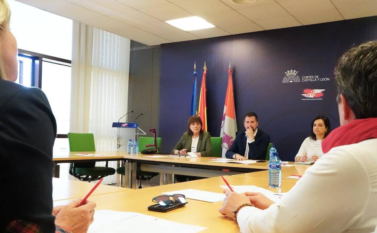 Tudanca, durante la reunión con miembros del comité de empresa de Siro. 