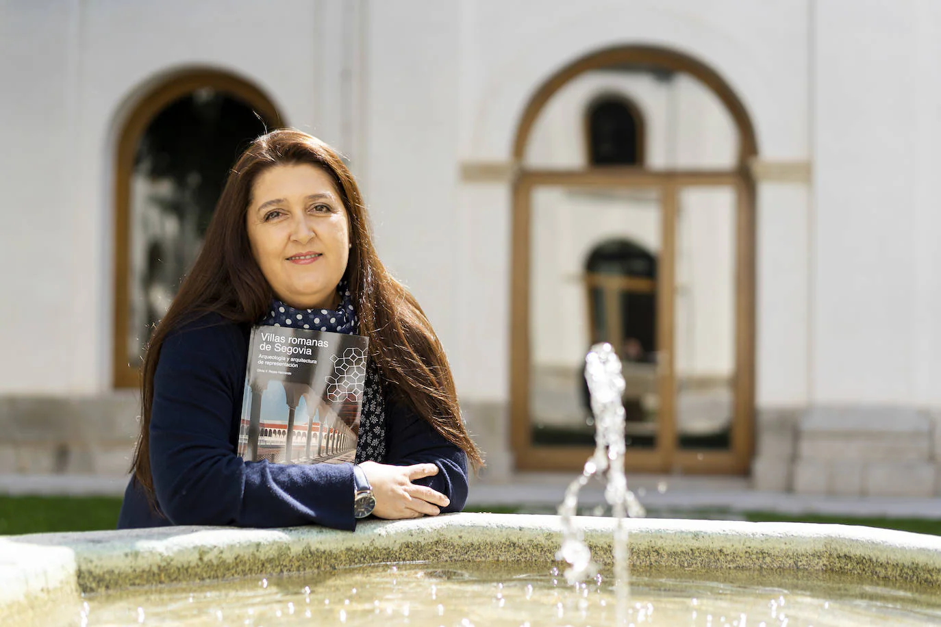 Olivia Reyes, con su reciente publicación sobre las villas romanas de Segovia.