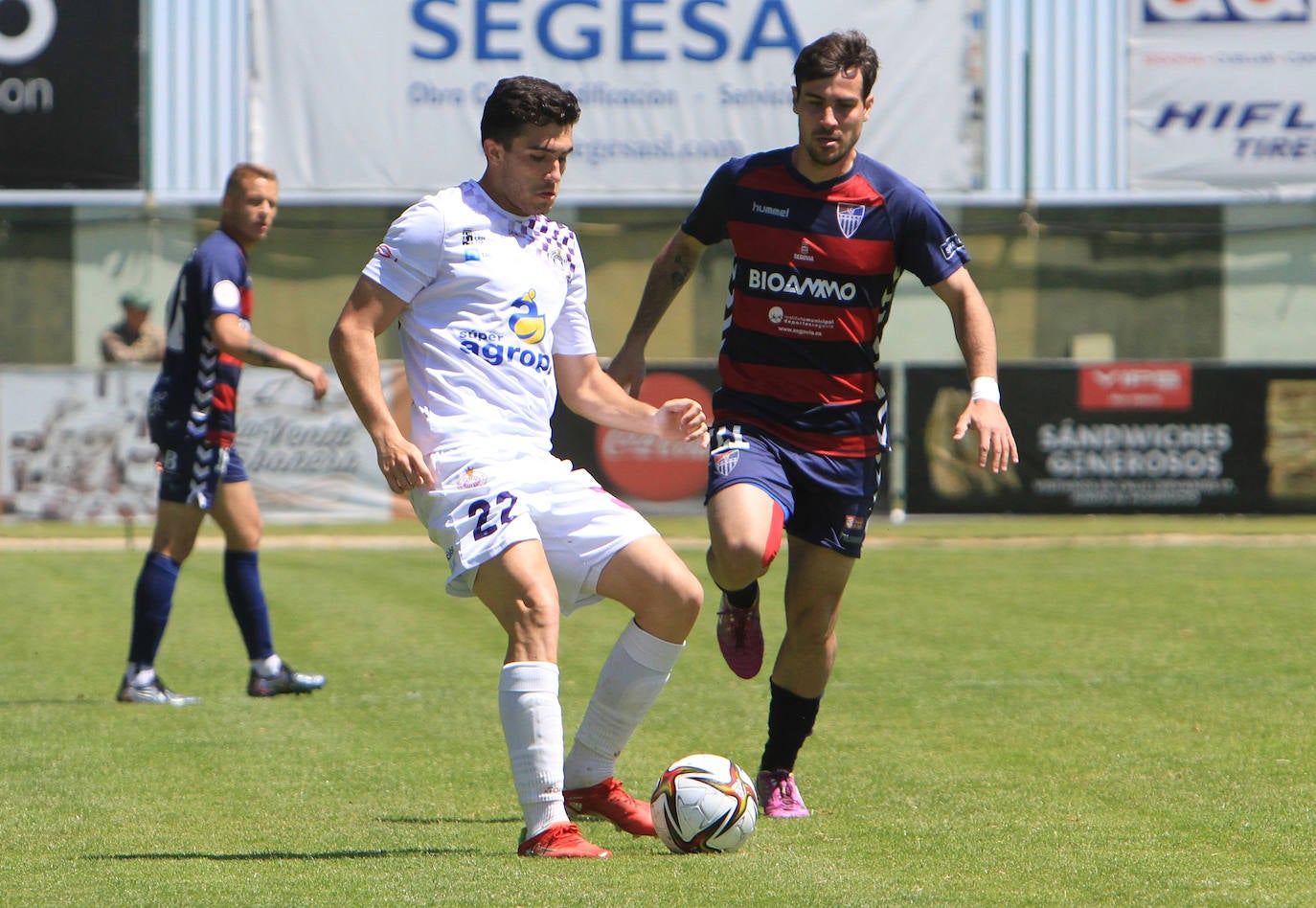 El jugador gimnástico Nanclares, durante el partido ante el Cristo Atlético.