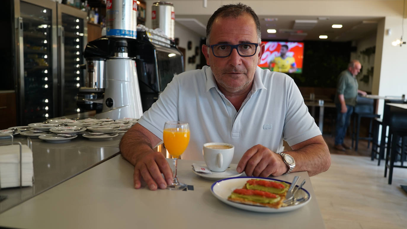 Fernando Arias, del Café Bar Villa del Prado, con el desayuno más característico del establecimiento. 