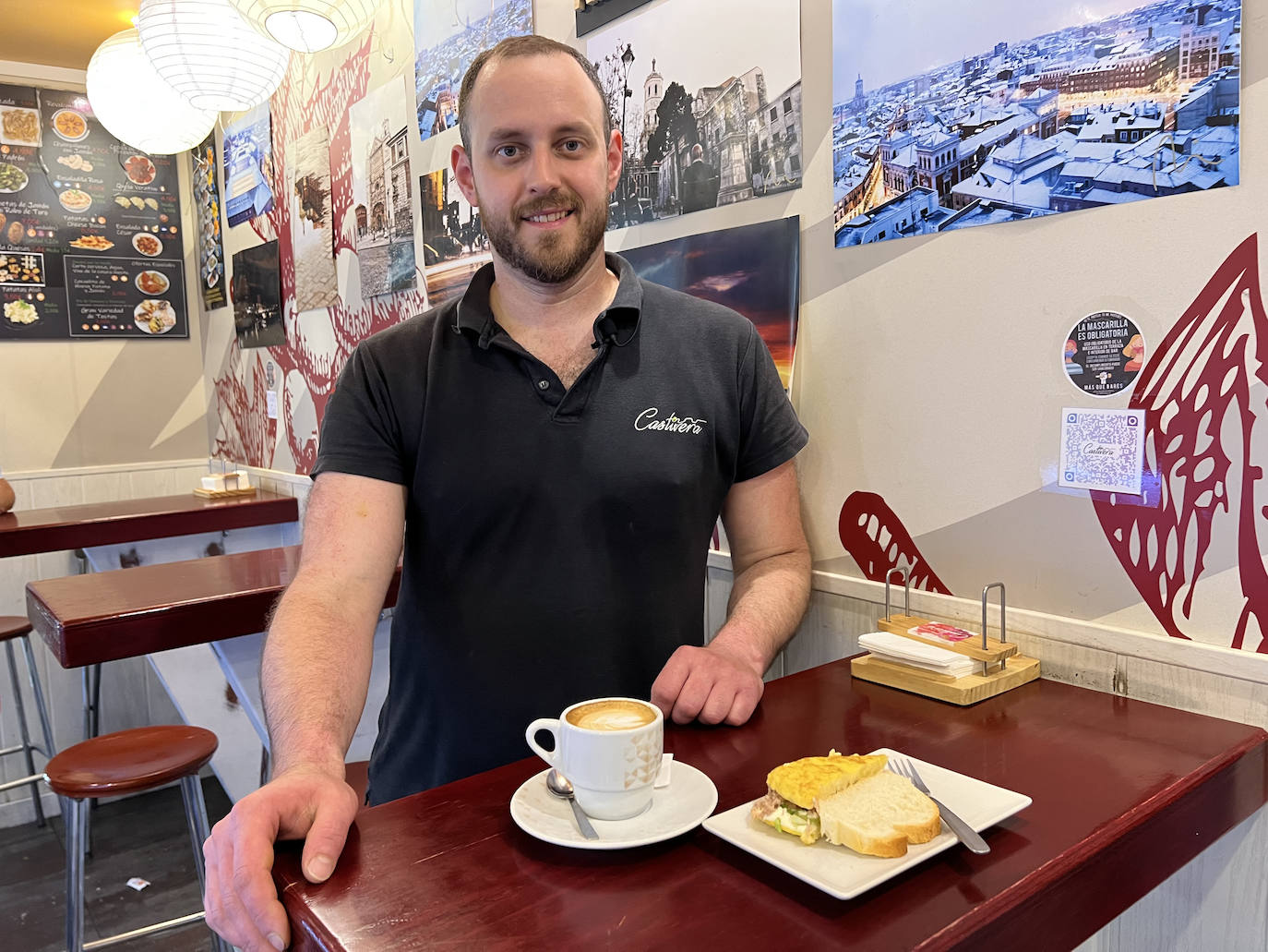 Justo Díez con una de sus famosas tortillas rellenas que ponen junto al café mañanero en el Castivera. 