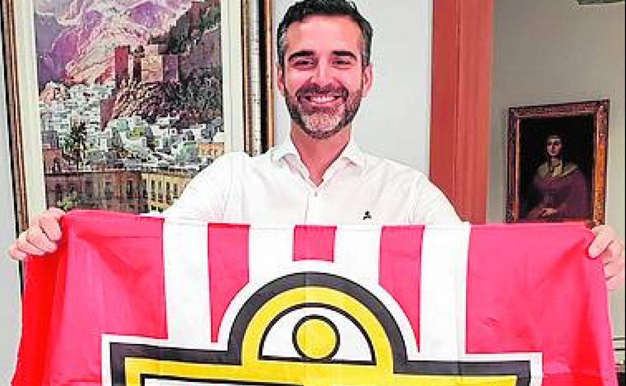 Ramón Fernández-Pacheco, alcalde de Almería, posa con la bandera de la UDA. 