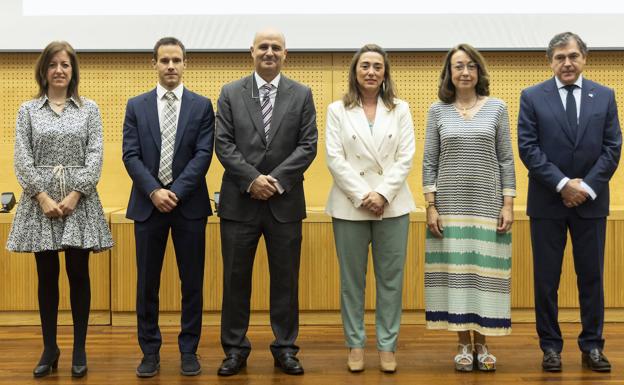 La consejera de Movilidad y Transformación Digital, María González Corral, tercera por la derecha, en la toma de posesión de altos cargos de su consejería. 