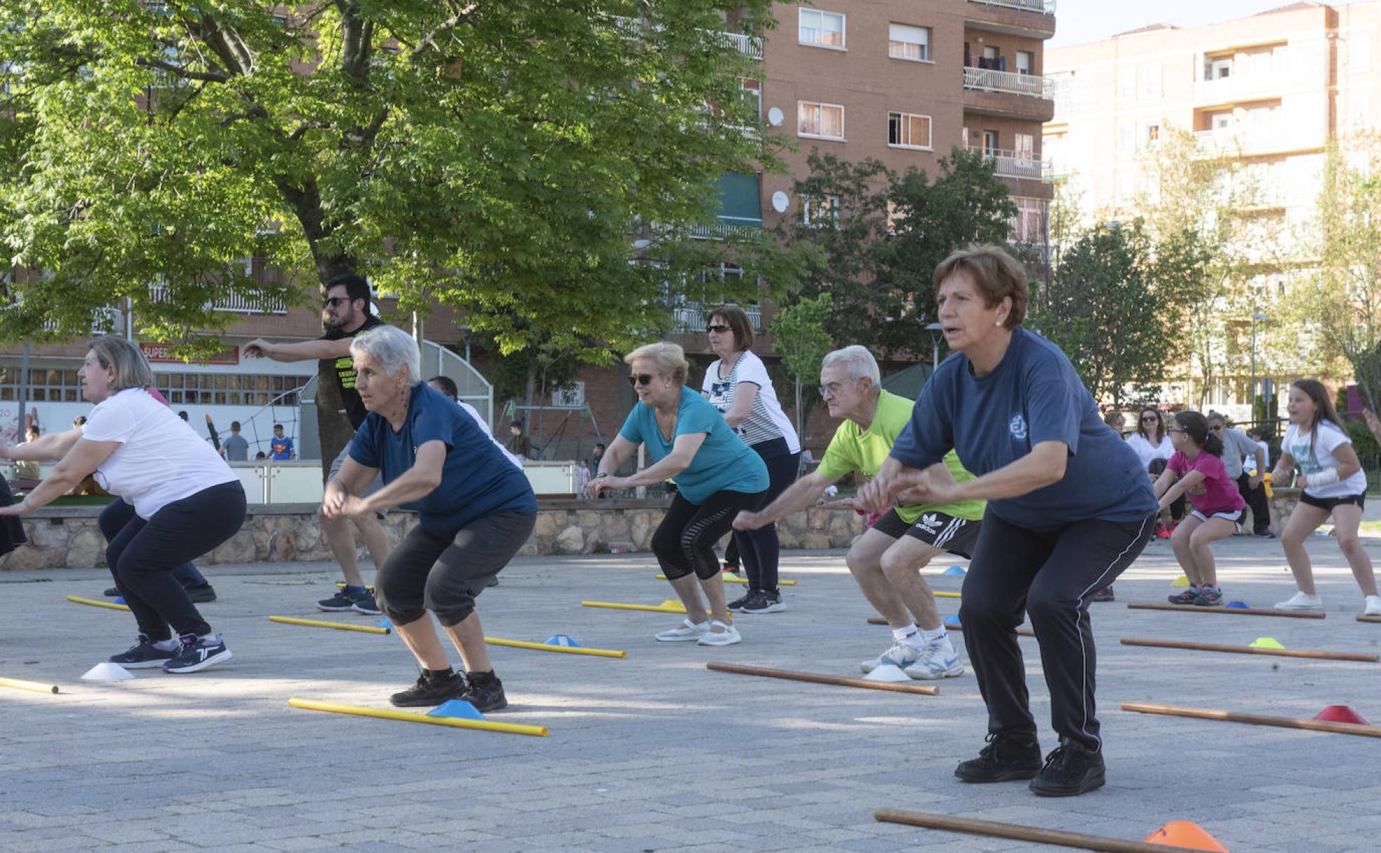 Algunos de los participantes en la actividad, ayer, en la plaza de los Deportes.