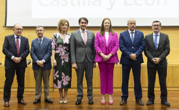 Juan Carlos Suárez-Quiñones, consejero de Medio Ambiente, Vivienda y Ordenación del Territorio con altos cargos de su departamento. 