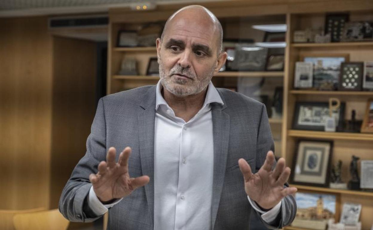 Alberto Aza, en la hemeroteca de El Norte de Castilla en un momento de la entrevista. 