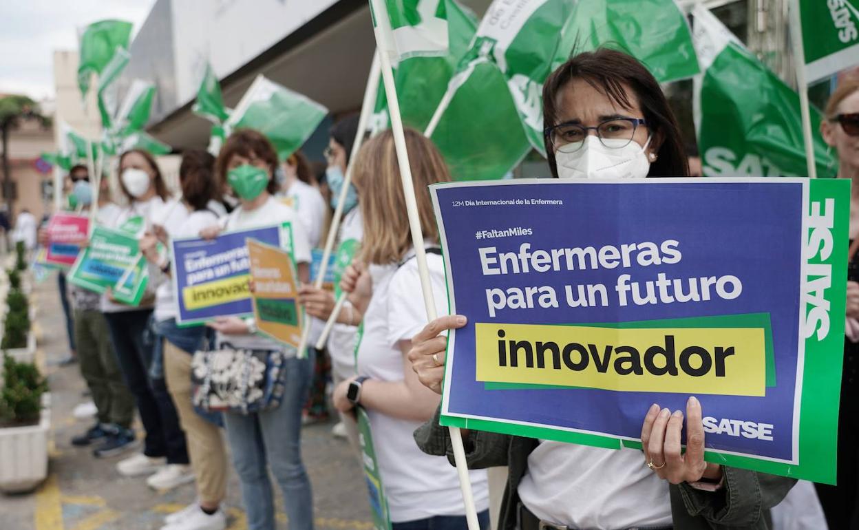 Concentración de enfermeros en el Hospital Clínico de Valladolid. 