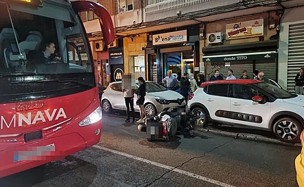 La motocicleta, en el suelo de la calle Cerrada.
