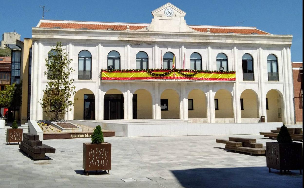 Fachada del Ayuntamiento de Íscar. 