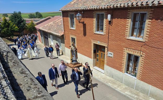 Los cofrades portan al santo por una de las calles de la localidad. 