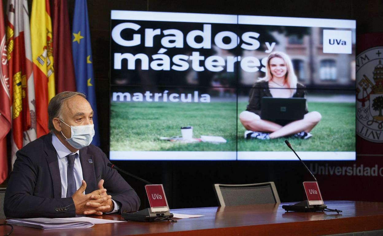 El rector, Antonio Largo Cabrerizo, durante una presentación de la UVA. 