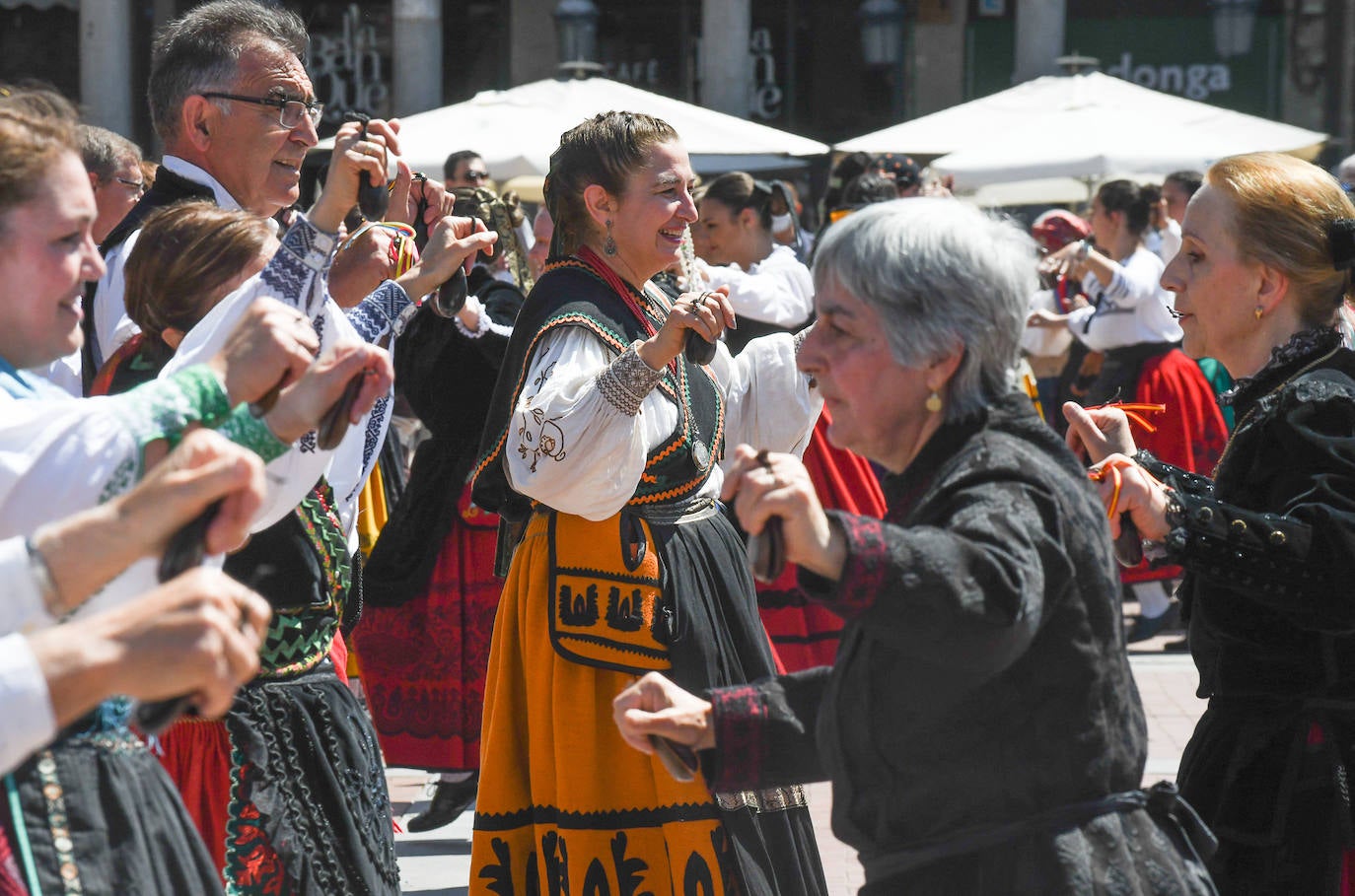 Fotos: Bailes regionales en la Plaza Mayor de Valladolid