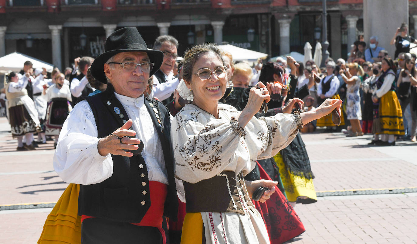 Fotos: Bailes regionales en la Plaza Mayor de Valladolid