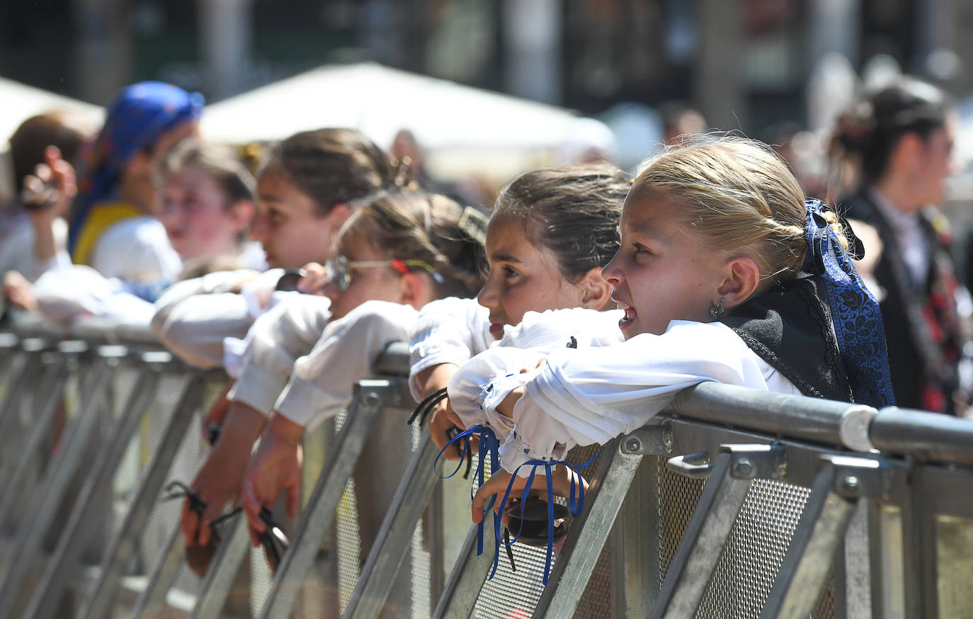 Fotos: Bailes regionales en la Plaza Mayor de Valladolid