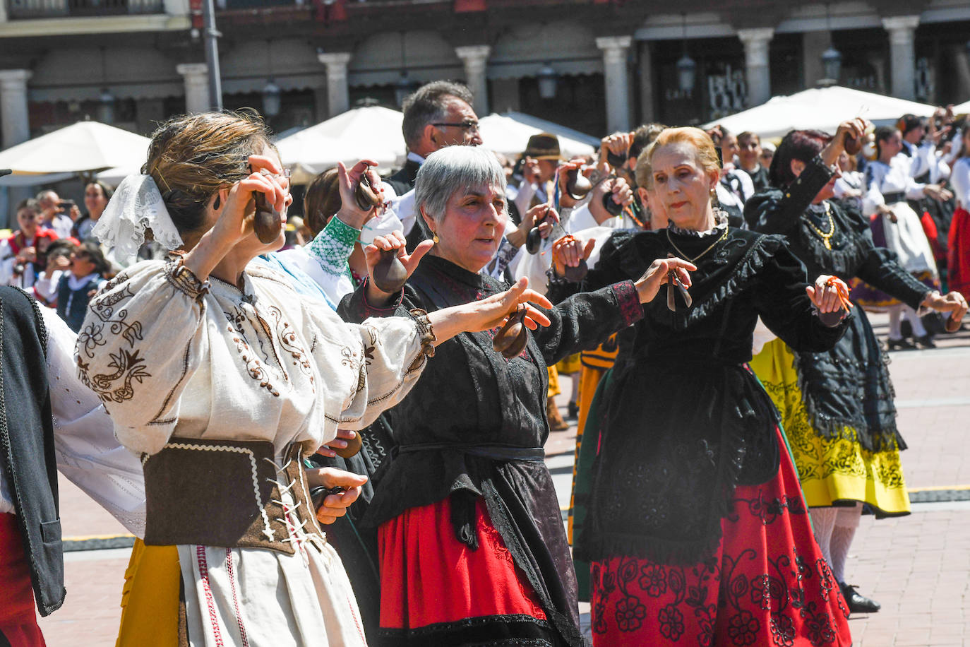 Fotos: Bailes regionales en la Plaza Mayor de Valladolid