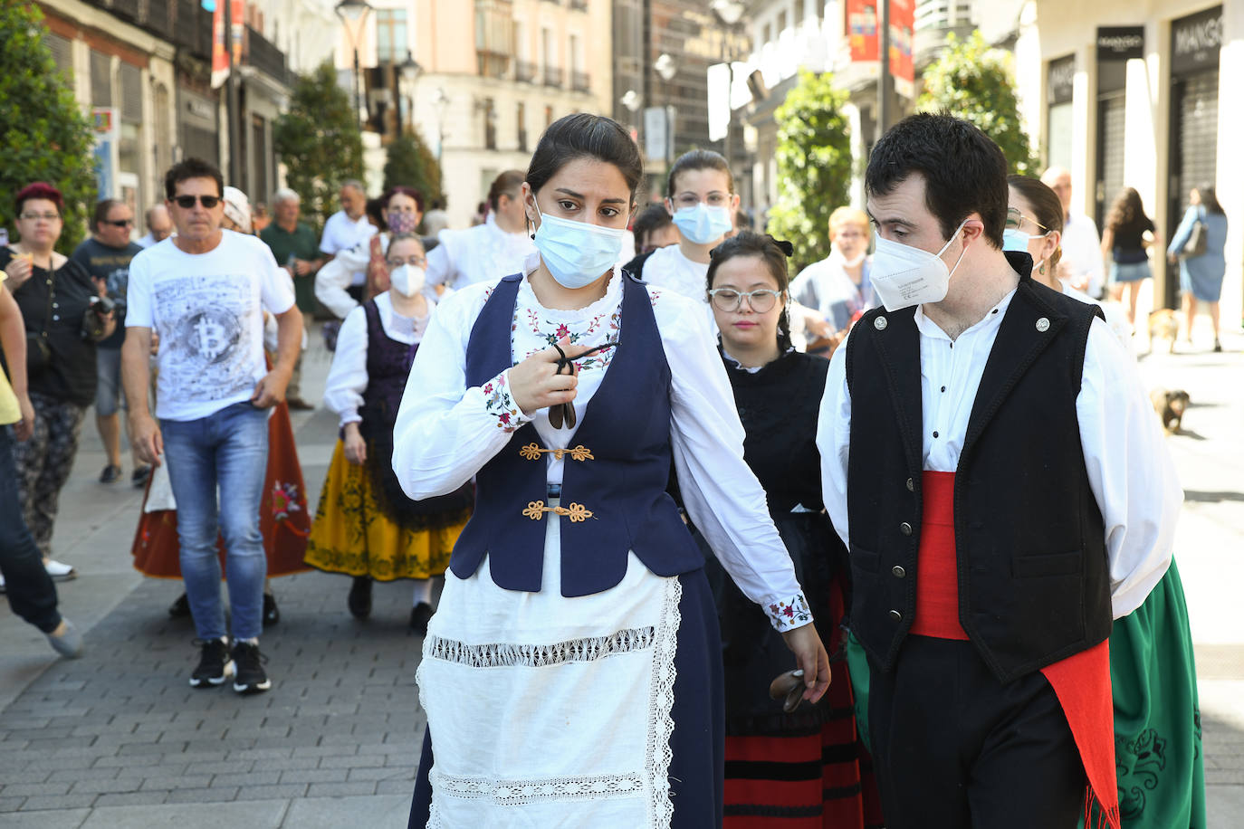 Fotos: Bailes regionales en la Plaza Mayor de Valladolid