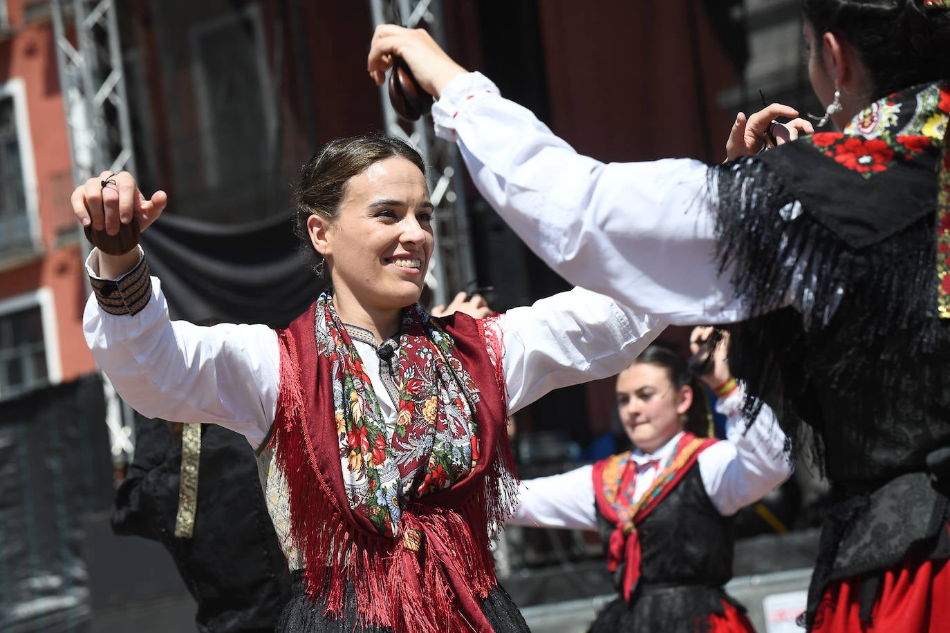 Fotos: Bailes regionales en la Plaza Mayor de Valladolid