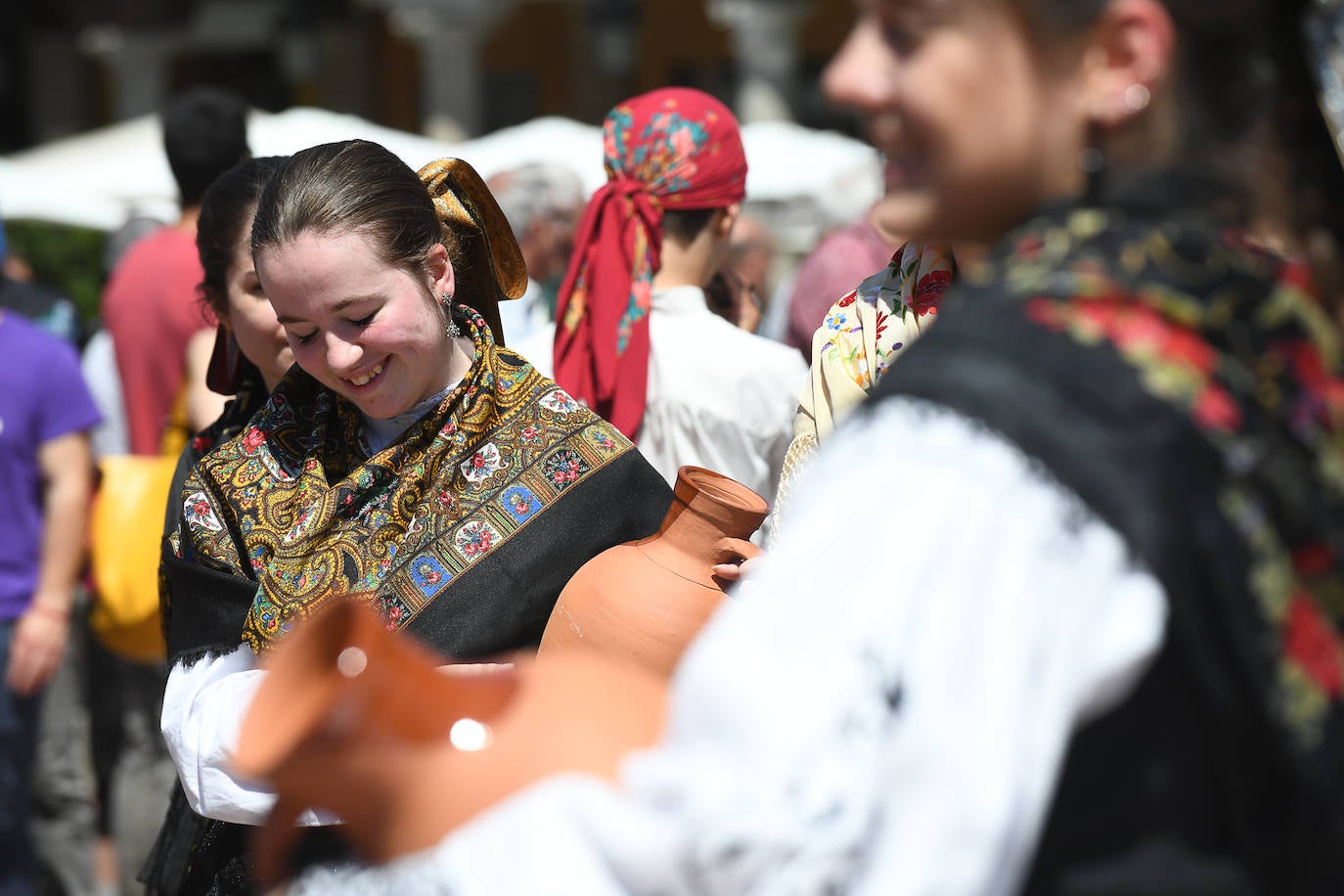 Fotos: Bailes regionales en la Plaza Mayor de Valladolid