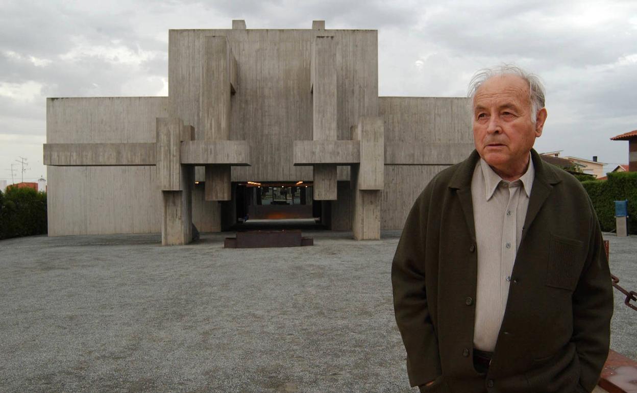 Ángel Mateos, delante del Museo del Hormigón en Doñinos de Salamanca el día de su inauguración el 31 de mayo de 2002.