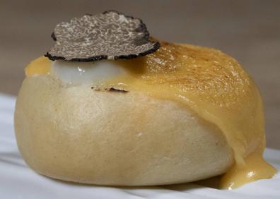 Imagen secundaria 1 - Arriba, la tortilla de patata. Abajo, Benedictine trufado y lechazo pibil. 