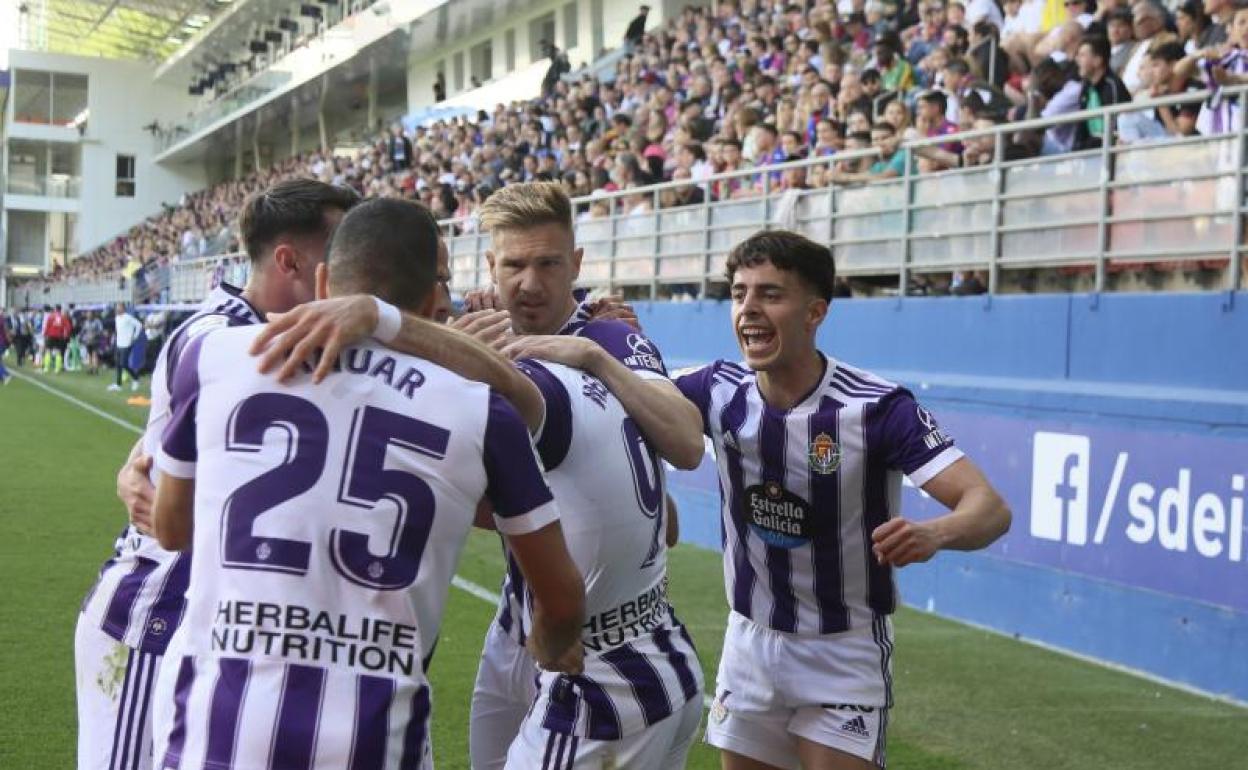 Los blanquvioleta celebran el segundo gol en Eibar 