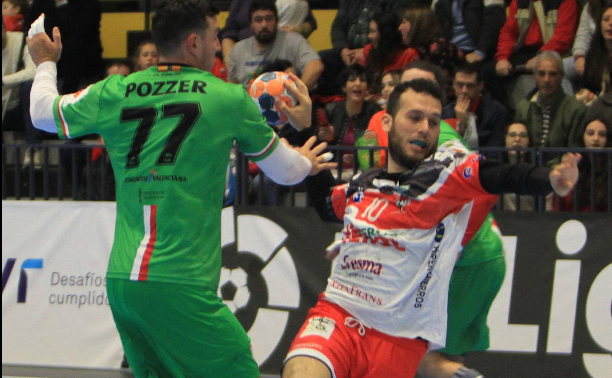 Darío Ajo, durante un partido en su etapa como jugador del Balonmano Nava.