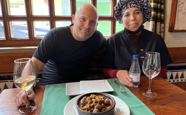 Fadma Oihanna e Iván Rodríguez, con los caracoles del Mesón Don Enrique.