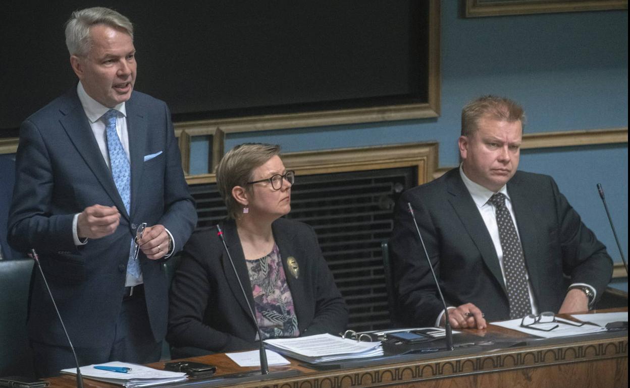 Los ministro finlandeses de Asuntos Exteriores, Interior y Defensa, en el Parlamento para abordar la entrada en la OTAN.