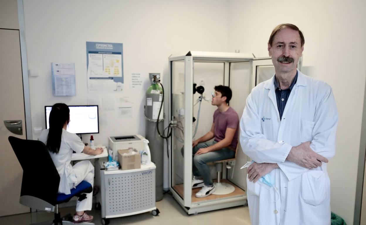 El doctor Félix del Campo, en primera línea. Al fondo, la enfermera Patricia González y el paciente Jorge Robles que hace una espirometría. 