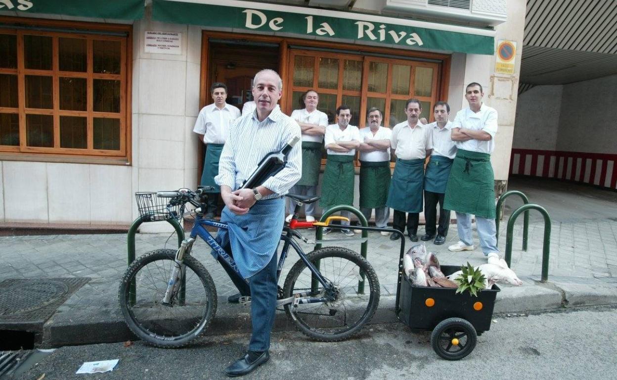 Pepe Morán y el equipo del restaurante De la Riva de Madrid. 