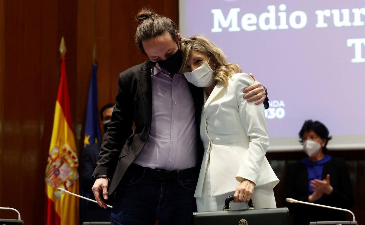 Pablo Iglesias abraza a Yolanda Díaz tras dejar el primero La Moncloa.