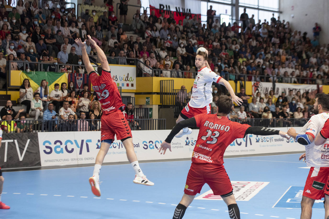 Encuentro entre el BM Nava y el Bada Huesca disputado en el pabellón Guerreros Naveros.