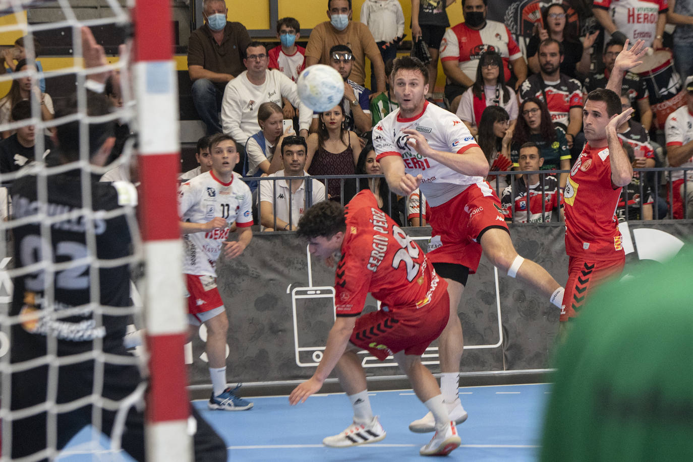 Encuentro entre el BM Nava y el Bada Huesca disputado en el pabellón Guerreros Naveros.