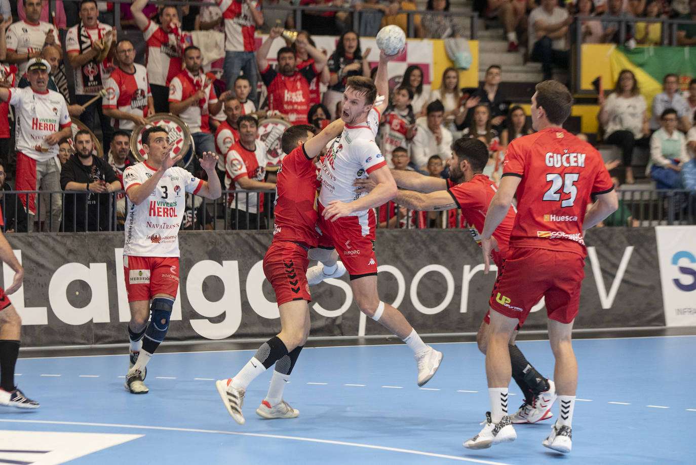 Encuentro entre el BM Nava y el Bada Huesca disputado en el pabellón Guerreros Naveros.