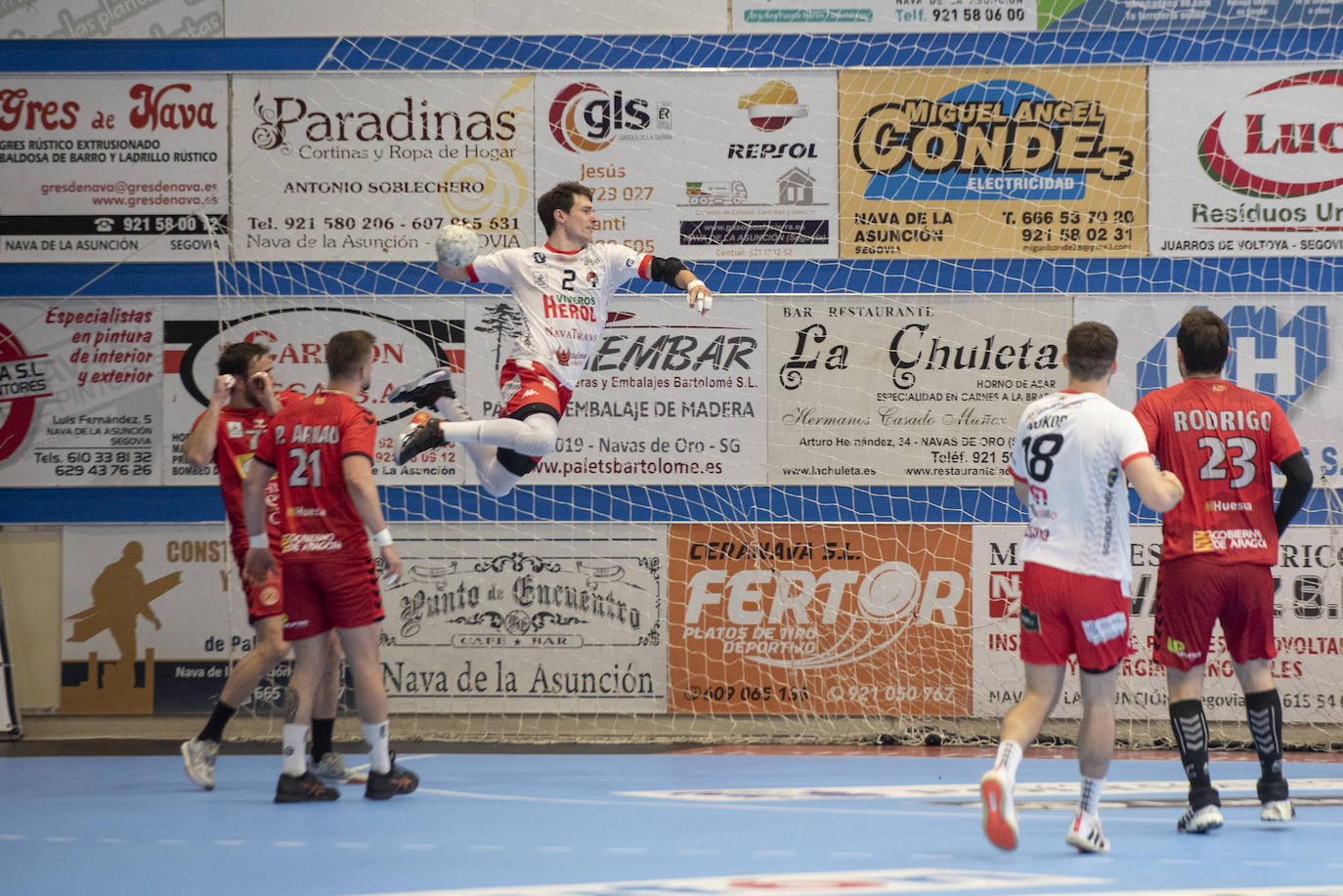 Encuentro entre el BM Nava y el Bada Huesca disputado en el pabellón Guerreros Naveros.