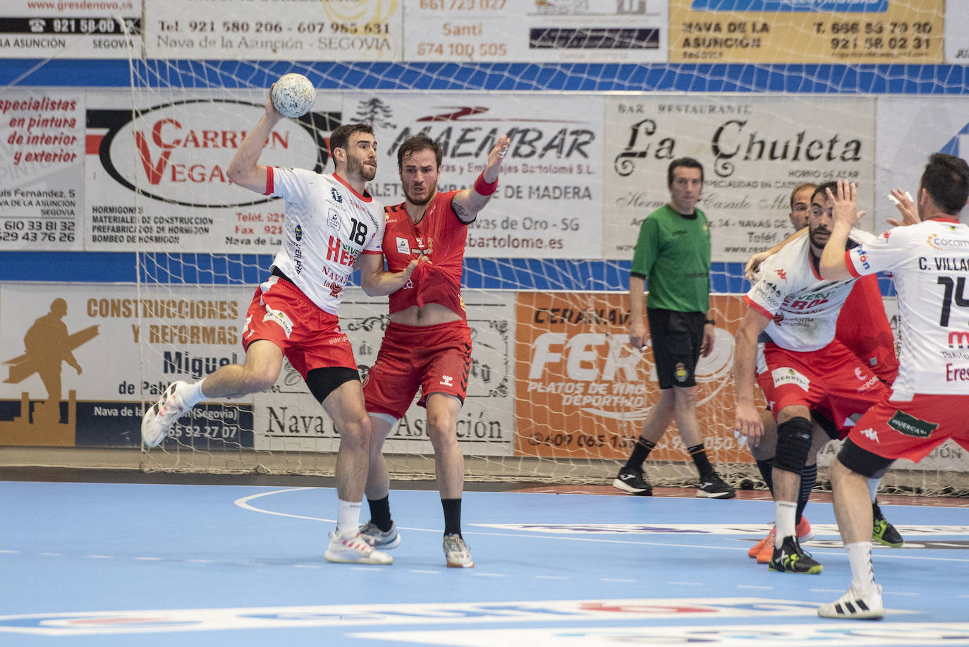 Encuentro entre el BM Nava y el Bada Huesca disputado en el pabellón Guerreros Naveros.