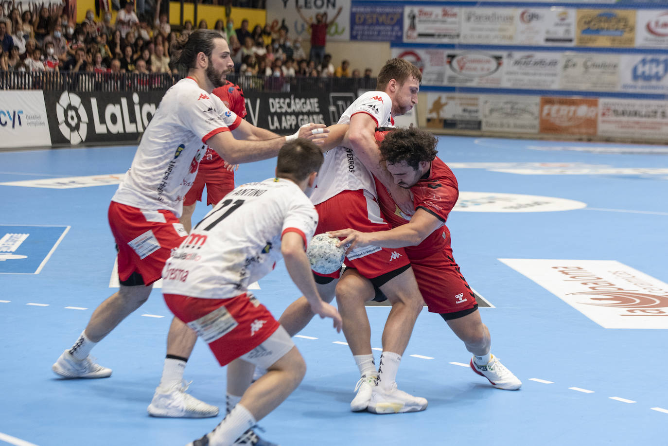 Encuentro entre el BM Nava y el Bada Huesca disputado en el pabellón Guerreros Naveros.