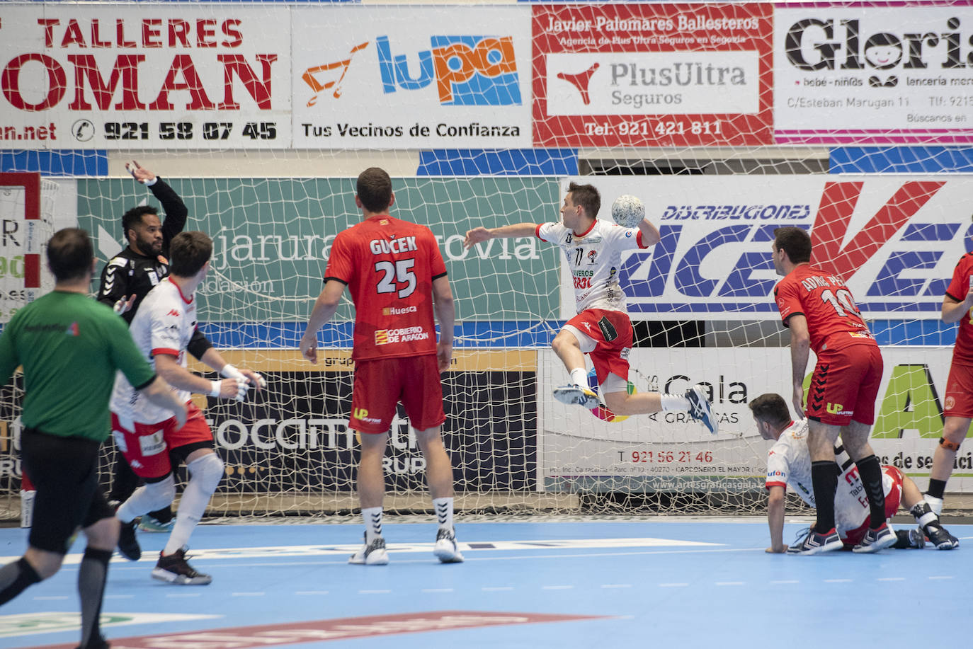 Encuentro entre el BM Nava y el Bada Huesca disputado en el pabellón Guerreros Naveros.