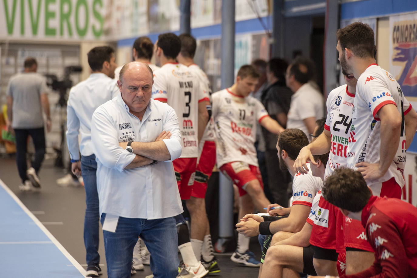 Encuentro entre el BM Nava y el Bada Huesca disputado en el pabellón Guerreros Naveros.