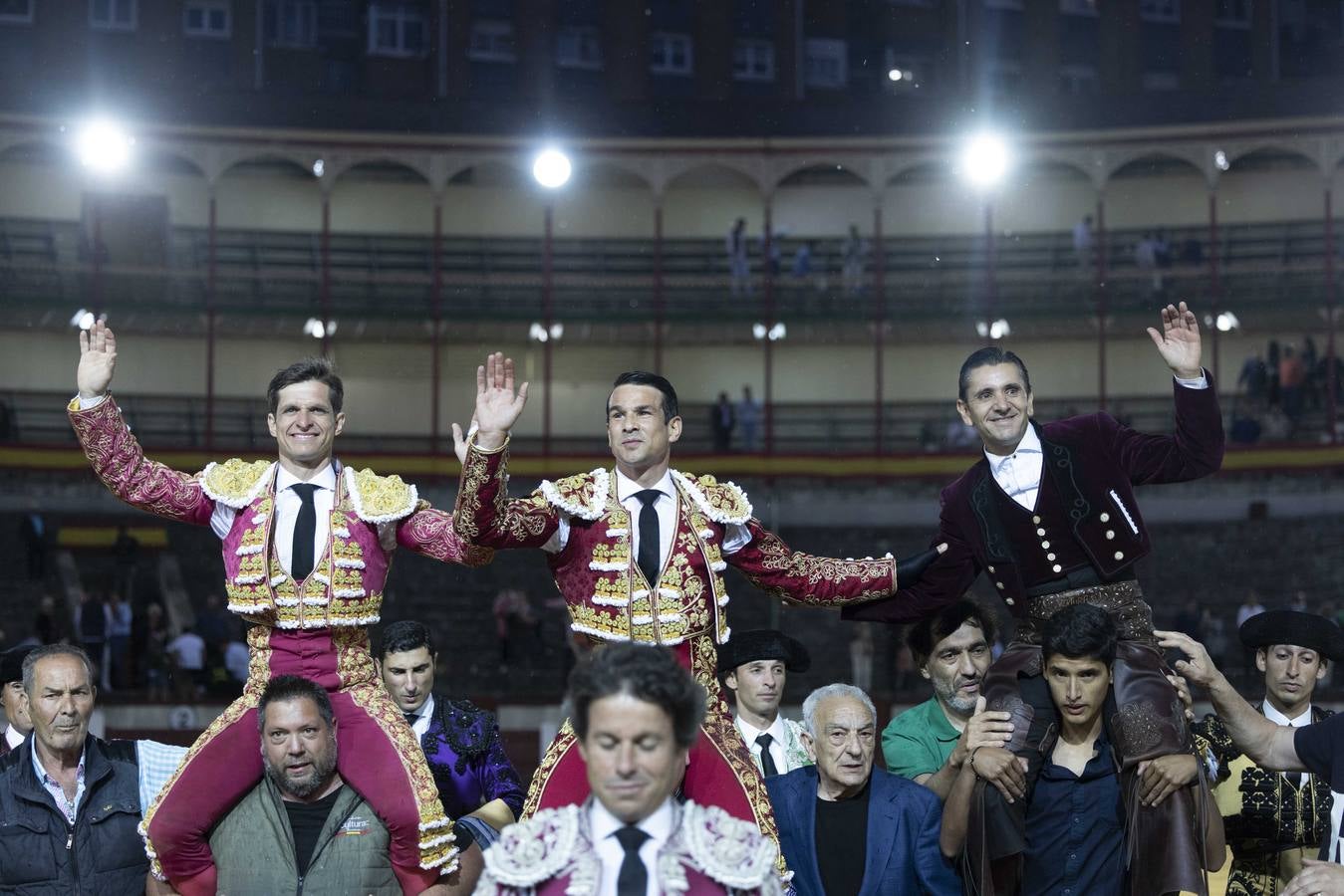 Fotos: Puerta grande en Valladolid para El Juli, Manzanares y Diego Ventura (1/2)