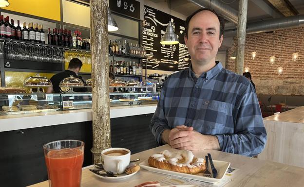 José María García, con el zumo natural de fresa y naranja, y la bollería artesana de su obrador. 