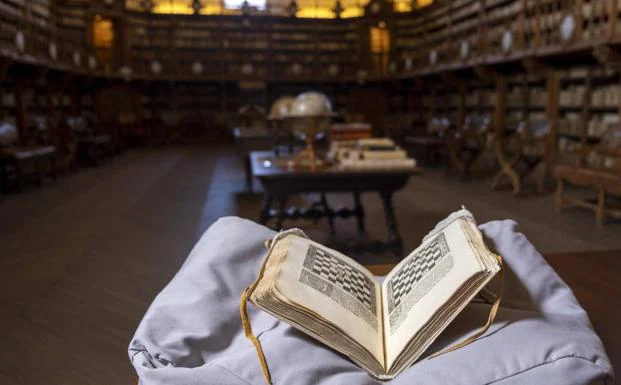 La Biblioteca Histórica de la Universidad de Salamanca conserva un libro incunable del siglo XV que compila las primeras reglas del ajedrez moderno