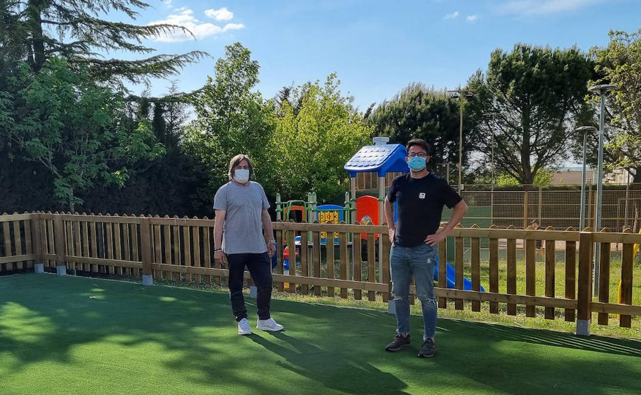 Justo Pérez y el alcalde Guillermo Rivas,en un parque infantil. 