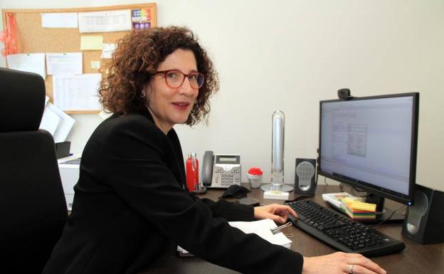 La profesora García Garrosa, en su despacho de la Dirección de la Escuela de Ingeniería Informática de Segovia.
