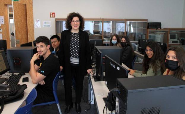 La profesora García Garrosa, junto a alumnos de su Escuela Universitaria.