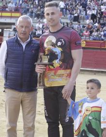 Imagen secundaria 2 - Arriba, foto de familia. Abajo, 'Misu' recibe la ovación de sus compañeros y Javier Manso 'Balotelli', que se proclamó campeón.