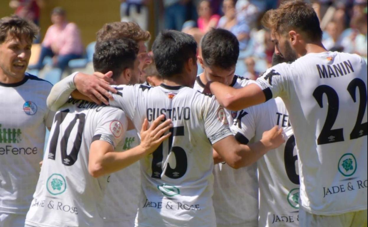 Los jugadores del Salamanca Cf UDS se abrazan tras un gol.