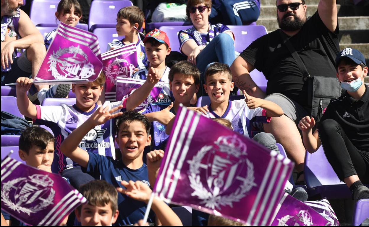 Búscate en las fotos de la grada del Real Valladolid-Ponferradina