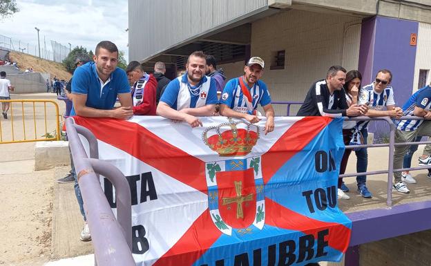 Diego, Alex y Jorge esperando la llegada de la plantilla de la Ponferradina. 